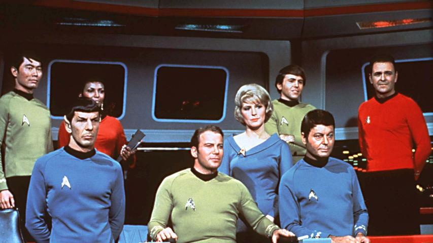 Einen ähnlichen Einfluss wie "Star Wars" übte auch "Star Trek" aus – zunächst auf Fernsehzuschauer, dann auf Filmfans. Etliche Redewendungen haben in den USA und auch in Deutschland ihren Weg in den Sprachgebrauch gefunden ("Beam‘ mich hoch, Scotty!"). "Star Trek" war die womöglich erste Fernsehserie, deren Anhängerschaft sich in Fanklubs vereinigte. Ab 1972 wurden Veranstaltungen abgehalten, in deren Rahmen sich Fans aus aller Welt trafen. Diese waren so erfolgreich, dass sie ab 1974 aufgeteilt werden mussten. Besonders boomte die Anhängerschaf zu "Star Trek" in den 90er Jahren, als die Serien und Filme längst schon in Deutschland eingeschlagen waren. Fans nahmen an "Trekdinners" – dabei handelt es sich um Star-Trek-Stammtische – und Conventions teil, organisierten sich in Clubs und Vereinen und gaben Fanzines heraus. Die größte deutsche Convention, die FedCon, besuchten jährlich über 5000, teils als Star-Trek-Figuren kostümierte und maskierte Gäste; an den Veranstaltungen wirkten auch Hauptdarsteller der Serie mit. Manche Fans der Reihe feiern sogar ihre Hochzeiten nach dem Brauchtum der Klingonen, einer außerirdischen Rasse aus dem "Star Trek"-Universum. Dabei sprechen sie zum Teil auch die klingonische Sprache. Star Trek wird weltweit auch als Live-Rollenspiel gelebt. Dabei schlüpfen Fans in eine der Originalrollen oder entwerfen neue Szenarien. Von der Fangemeinde wurden rund 400.000 Briefe an die NASA geschickt, mit der Bitte, ein Space Shuttle "Enterprise" zu nennen, nach dem Raumschiff von Captain Kirk und Co. Dies wurde 1976 nach der Fertigstellung des ersten Space Shuttles tatsächlich realisiert.
