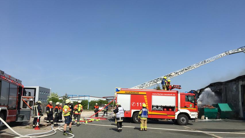 Großeinsatz in Wilhelmsdorf: Zimmerei stand komplett in Flammen