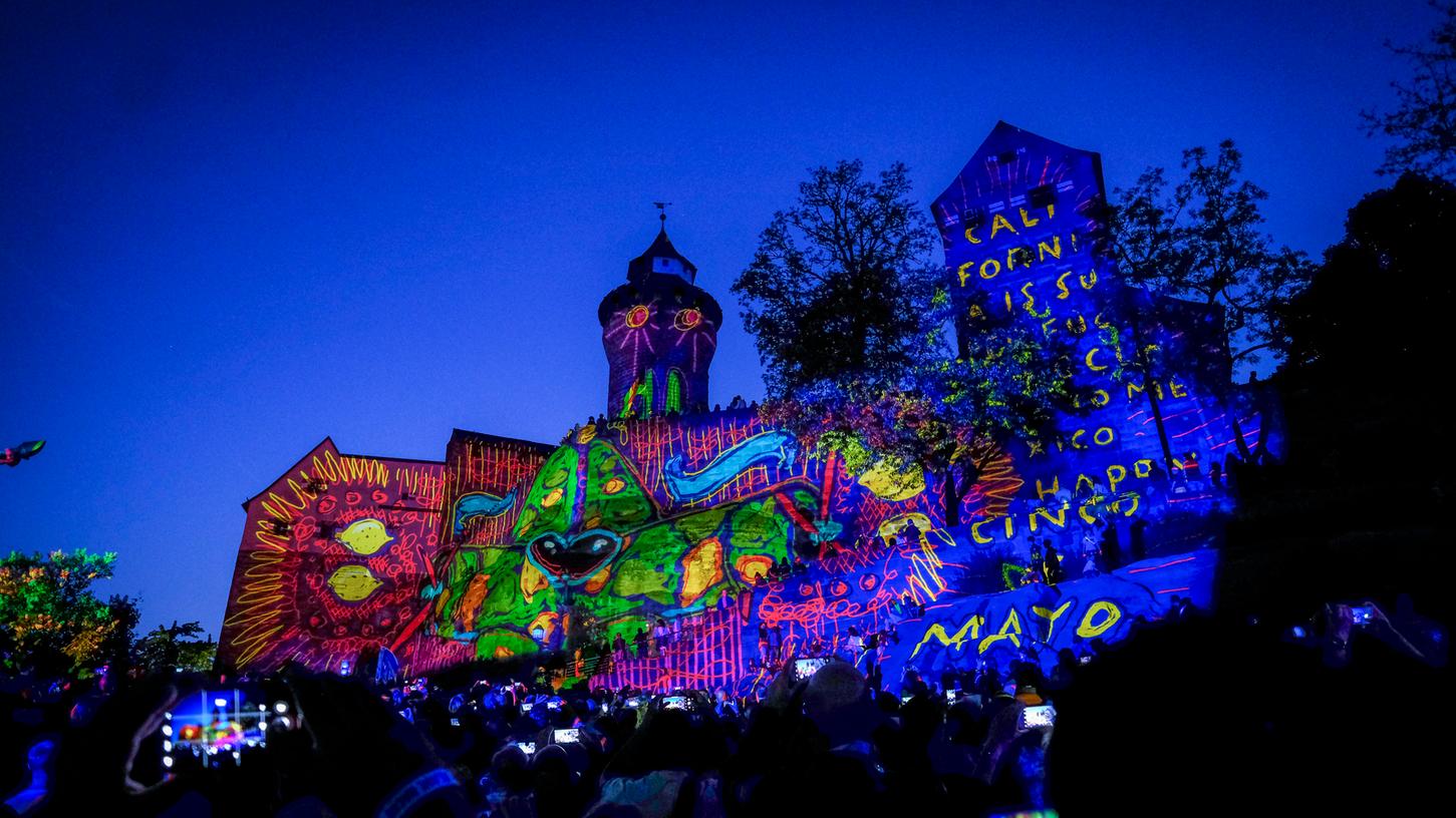 Kunst, die Spaß macht und beeindruckt: Zahlreiche Besucher bestaunten Samstagnacht die Projektionen auf die Kaiserburg.
