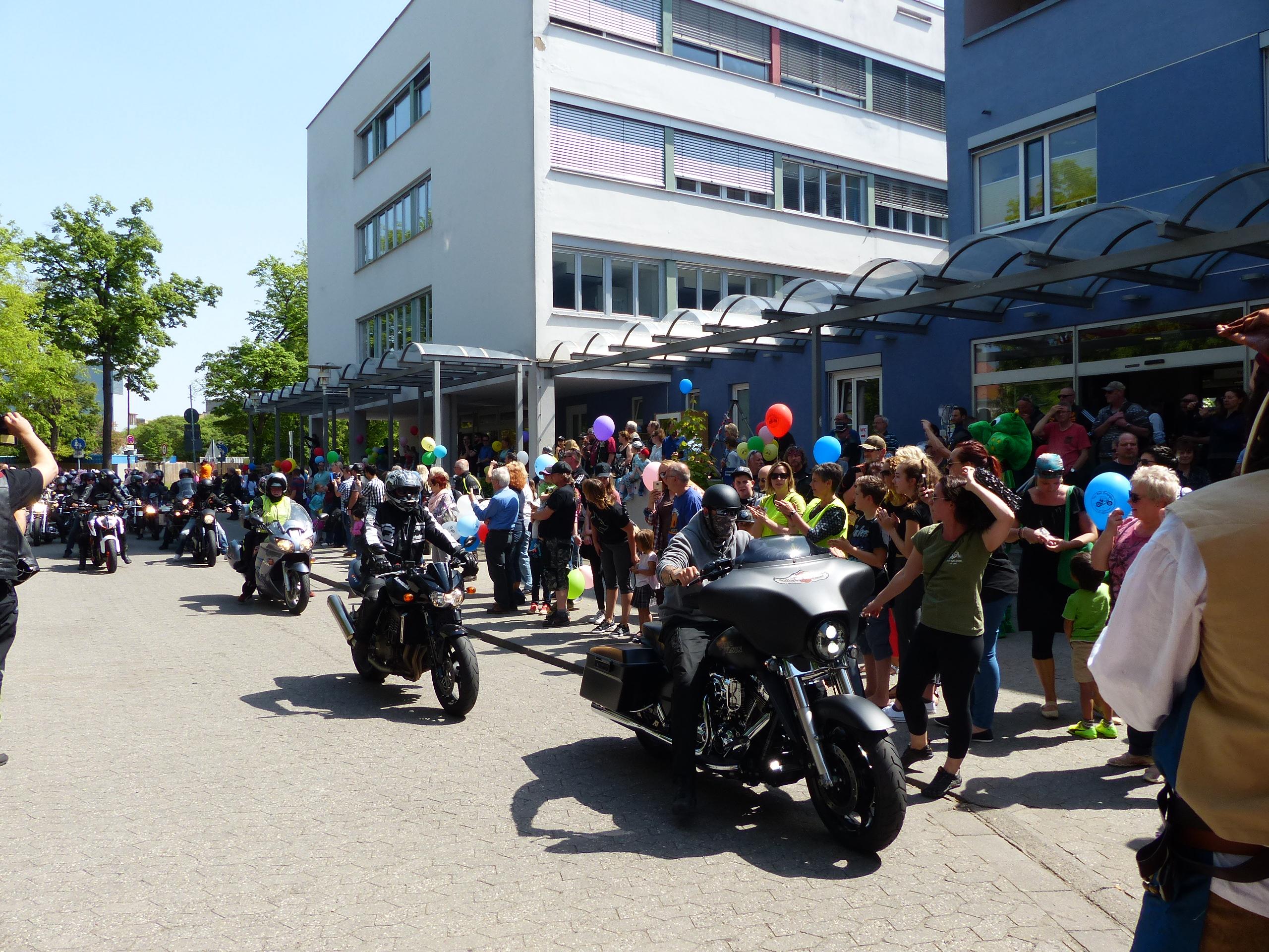 Toy Run in Erlangen Biker fahren für guten Zweck Nordbayern