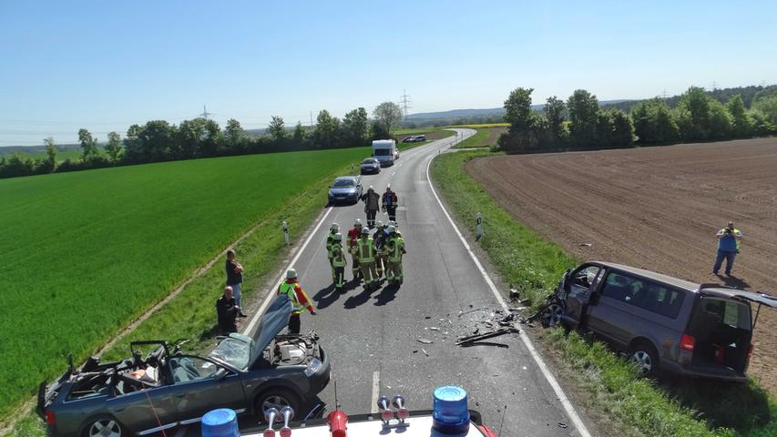 Schwerer Verkehrsunfall bei Eschenbach: Fahrzeuge kollidieren frontal