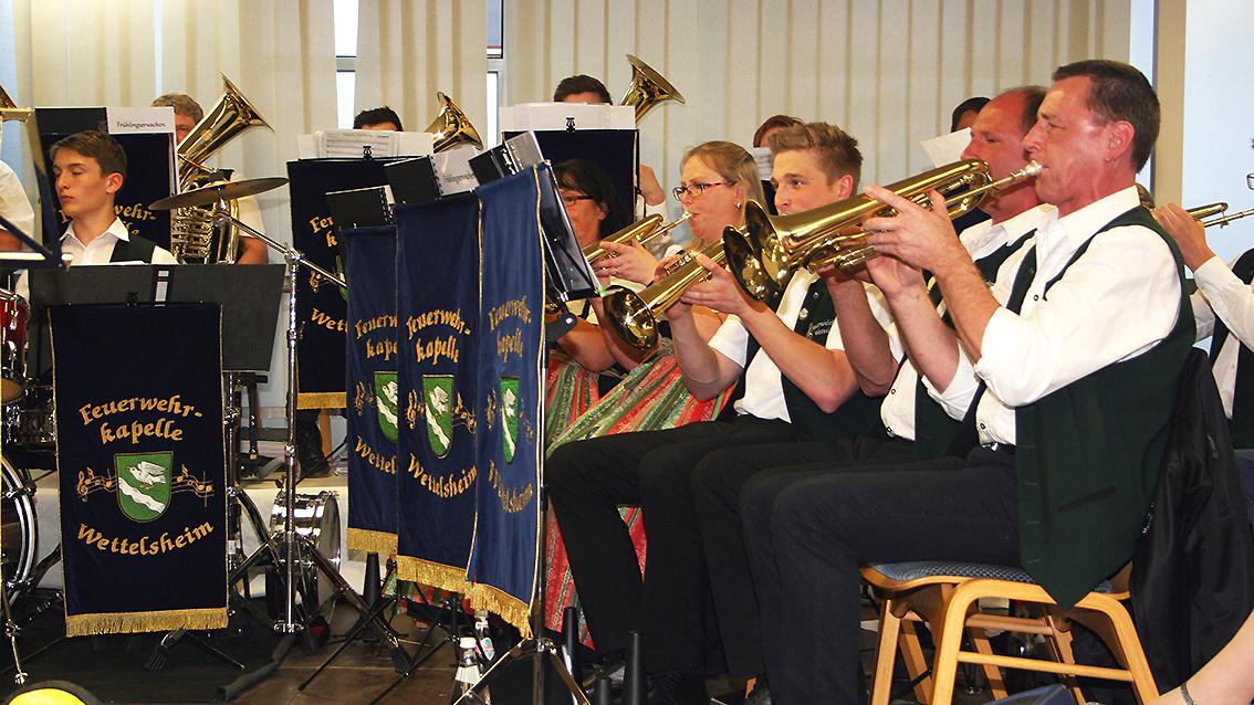 Die Feuerwehrkapelle Wettelsheim zeigte sich in ihrem Jubiläumsjahr musikalisch breit aufgestellt. Das Publikum war begeistert von den akustischen Schmankerln. Die Feuerwehrkapelle Wettelsheim zeigte sich in ihrem Jubiläumsjahr musikalisch breit aufgestellt. Das Publikum war begeistert von den akustischen Schmankerln.