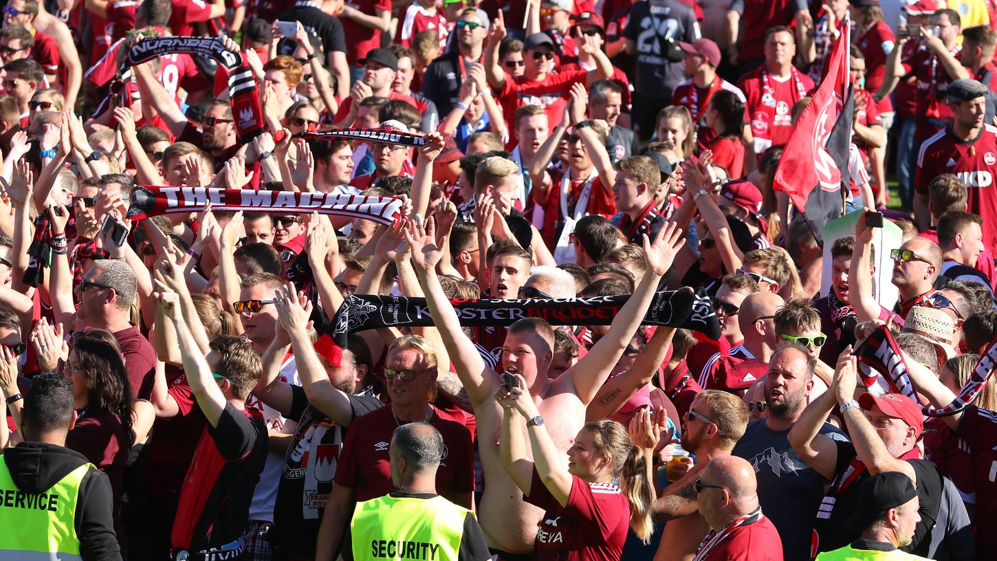 Für Clubfans gibt es am Sonntag viele gute Gründe, am Stadion zu feiern. Für Clubfans gibt es am Sonntag viele gute Gründe, am Stadion zu feiern.