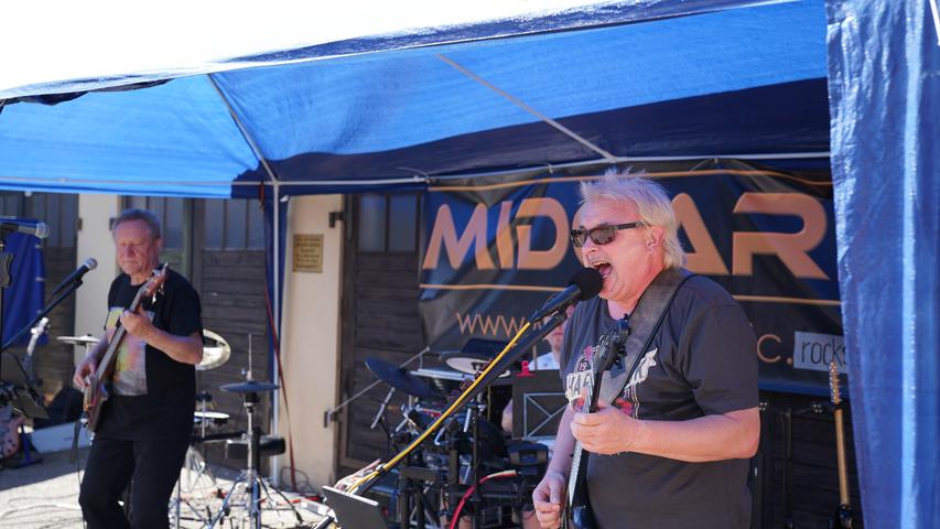 Die Steiner Rock-Routiniers von Midgard überzeugten mit einer tollen Performance und spielten Rock- sowie Bluesrock-Cover und Eigenkompositionen.