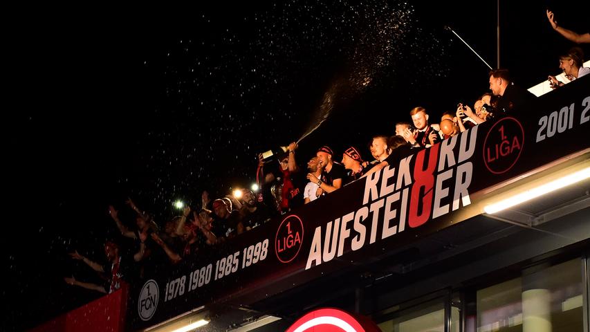 Wahnsinn am Valznerweiher: Fans feierten mit Pyro den Aufsteiger-Club 2018 