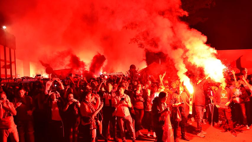 Wahnsinn am Valznerweiher: Fans feierten mit Pyro den Aufsteiger-Club 2018 