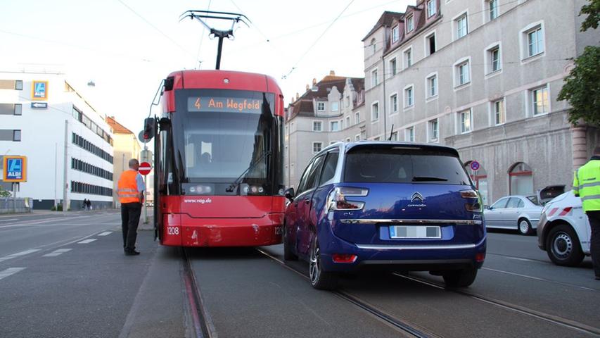 Gibitzenhof: Straßenbahn und Auto prallen zusammen