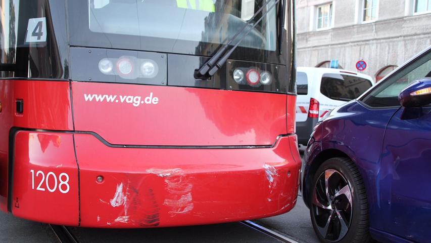 Gibitzenhof: Straßenbahn und Auto prallen zusammen