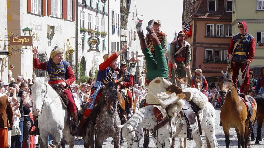Die kroatischen Reiter in der kaiserlich-katholischen Armee waren gefürchtete Kämpfer und grausame Plünderer. Auf unserem Bild zeigen sie ihre Reitkünste während des Umzugs, der zum "Meistertrunk"-Spektakel in Rothenburg ob der Tauber gehört.