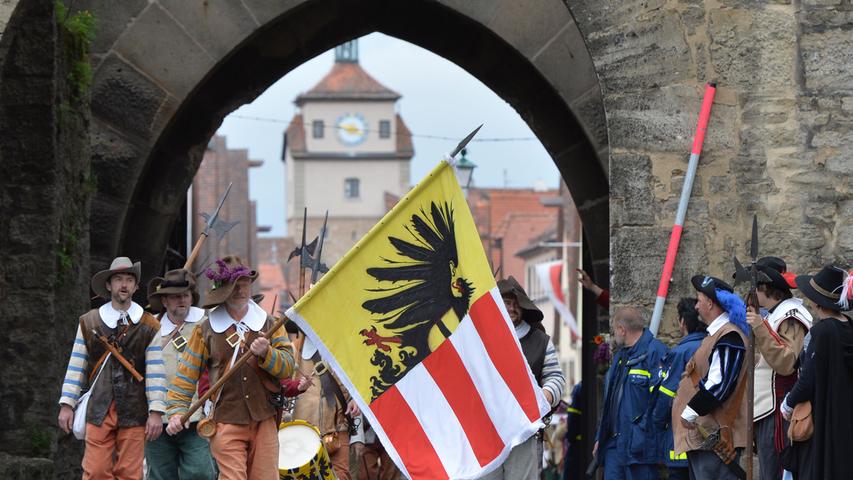 Auch in Rothenburg erinnert man an den Dreißigjährigen Krieg: Die Armee der katholischen Liga unter dem Oberbefehl Tillys marschierte einst mit wehenden Fahnen und Trommelwirbeln in die Stadt ein. Festliche Umzüge wie der hier im Bild sind heute echte Besuchermagneten.