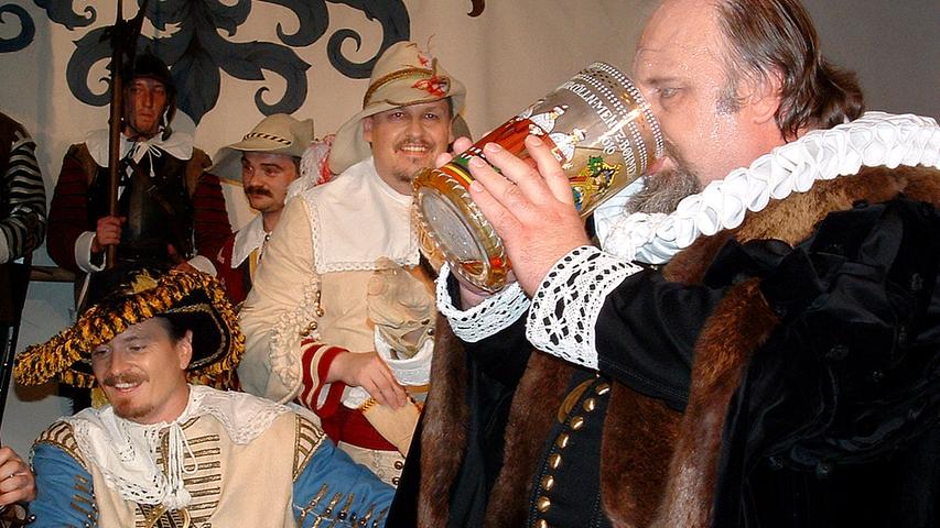 In dieser nachgestellten Szene trinkt Rothenburgs Altbürgermeister Georg Nusch (r, dargestellt von Karlheinz Göttfert) einen dreieinviertel Liter fassenden Humpen Wein auf einen Zug leer. Mit dieser eingelösten Wette rettete er im Jahre 1631 nicht nur seinen Kopf, sondern auch das Leben aller nach der Erstürmung der Stadt zum Tode verurteilten Stadträte. Das Festspiel "Der Meistertrunk" erinnert an die Belagerung und Erstürmung von Rothenburg ob der Tauber während des 30-jährigen Krieges.