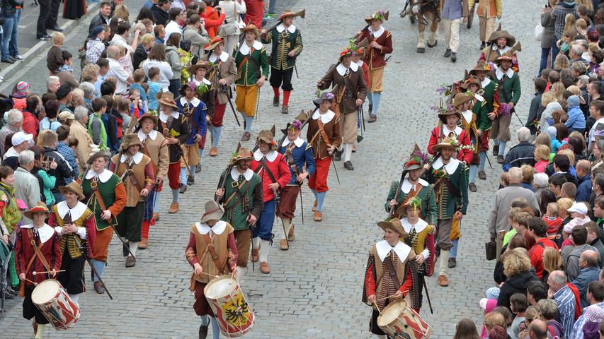 Rothenburg wurde im Oktober 1631 von katholisch-kaiserlichen Truppen unter ihrem General Graf von Tilly eingenommen. Die schwedische Besatzung, die von den Bürgern unterstützt wurden, kapitulierte, als ein Pulverturm explodierte. Zwar war die Stadt zur Plünderung freigegeben, doch Tilly verzichtete darauf - gegen eine Geldauflage, versteht sich.