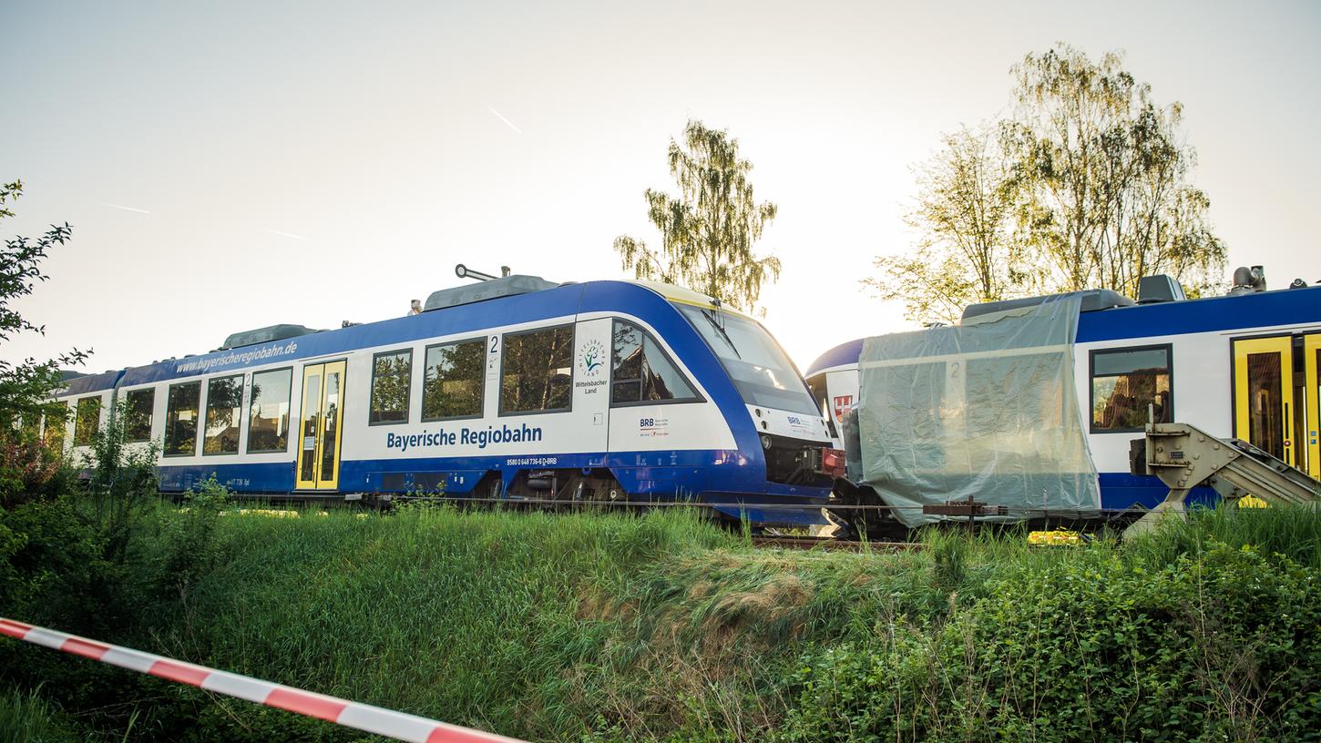 Im Bahnhof Aichach kam es am Montagabend zu einem verheerenden Unfall. Ein Personenzug fuhr auf einen stehenden Güterzug auf. Zwei Menschen starben, inzwischen wurde gegen den Fahrdienstleiter Haftbefehl erlassen.