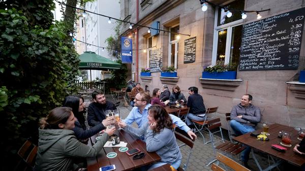 Das Gasthaus Engel ist fester Bestandteil im Nürnberger Stadtteil Schoppershof. Innen wie außen lädt das Restaurant und Biergarten zum Verweilen ein. Neben frischen Schäufele, das es mittwochs gibt, werden auch Vegetarier und Veganer im Engel glücklich. // Schoppershofstraße 53, 90489 Nürnberg