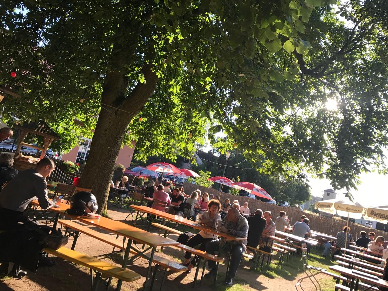 Groß und schattig ist der Biergarten der Gaststätte Döllinger in Schwabach. Die umfangreiche Speisekarte lockt viele Besucher an. Das kommt bei den Gästen an - Sie haben den Biergarten direkt auf Platz 6 katapultiert.
