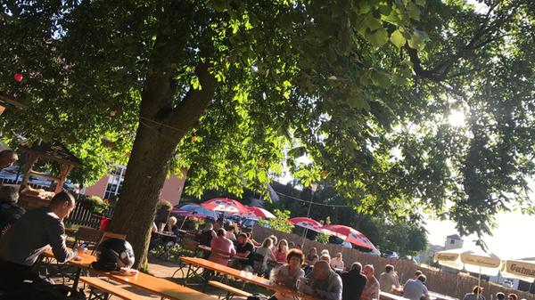 Groß und schattig ist der Biergarten der Gaststätte Döllinger in Schwabach. Die umfangreiche Speisekarte lockt viele Besucher an. Das kommt bei den Gästen an - Sie haben den Biergarten direkt auf Platz 6 katapultiert.