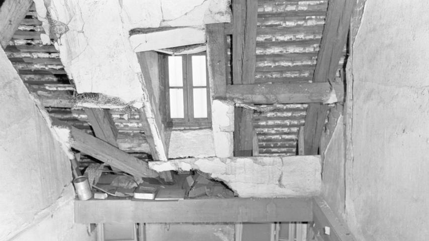 Es knistert im Gebälk: dieses Bild vom Dachboden im Präsidiumkskomplex ..ehe die ganze Hütte zusammenbricht. Hier geht es zum Kalenderblatt vom 9. Mai 1968: Ein heißes Pflaster für Verbrecher