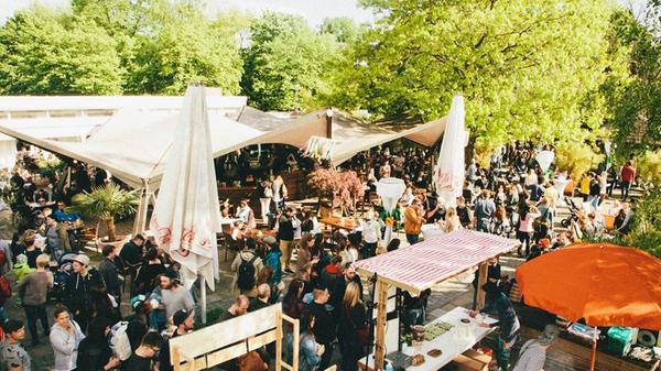 Aber nicht alle Väter wollen am Vatertag mit ihren Kumpels herumzuziehen. Wie wäre es mit einem Ausflug mit Frau und Kind(ern) zum 28. Streetfood-Markt ins Parks? Dort warten nicht nur allerlei beliebte Foodtrucks auf die Hungrigen. Bei entspannter Musik von DJs und Straßenkünstlern tanzt es sich leicht von Stand zu Stand und bis in die späten Stunden hinein. Das Fest läuft von 11 bis 21 Uhr, der Eintritt kostet einen Euro – Kinder bis 12 Jahren können umsonst auf das Gelände.