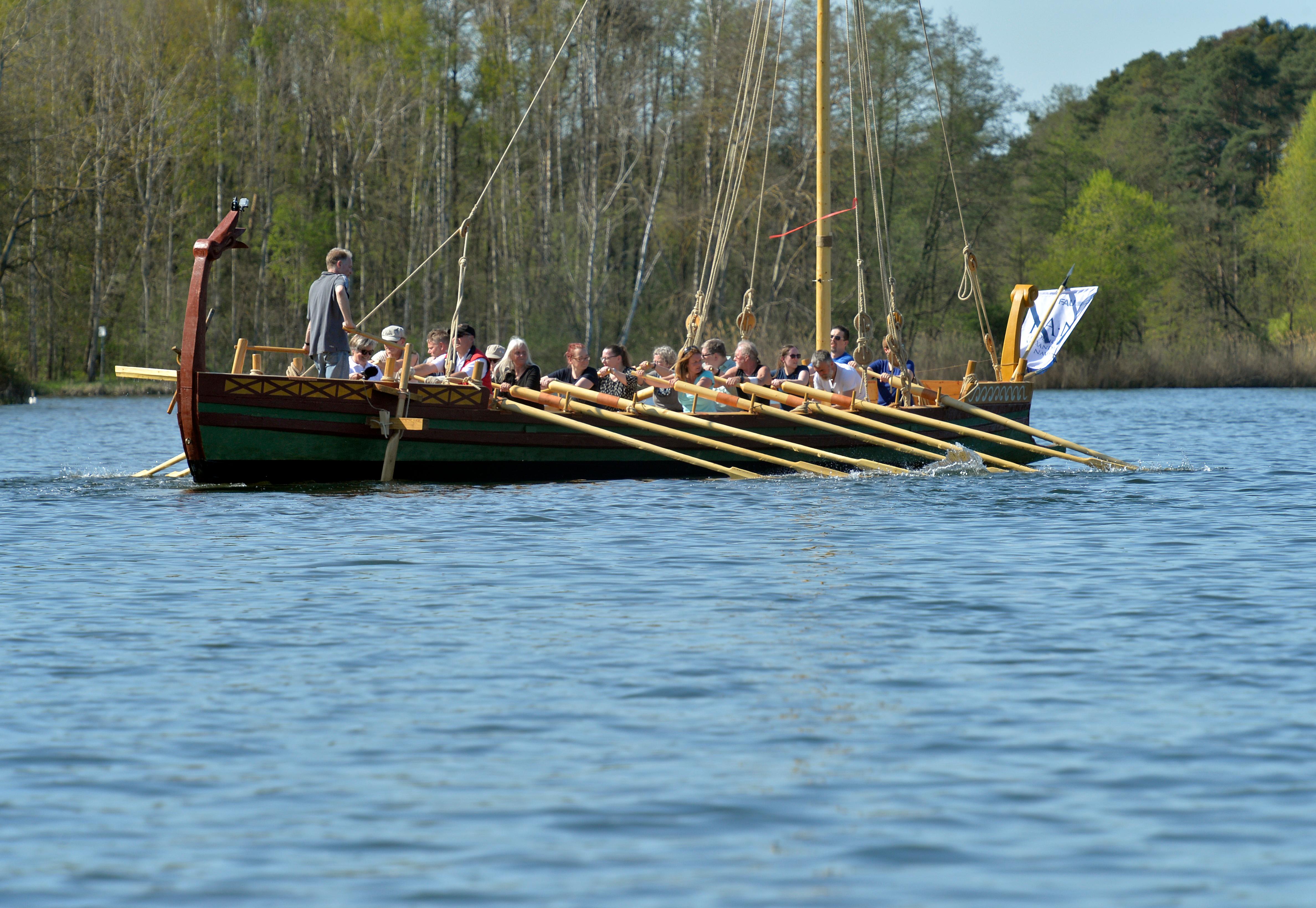 Das sehen die Spaziergänger auch nicht alle Tage: Auf dem Dechsendorfer Weiher bei Erlangen war in den vergangenen Wochen ein Römerboot unterwegs.