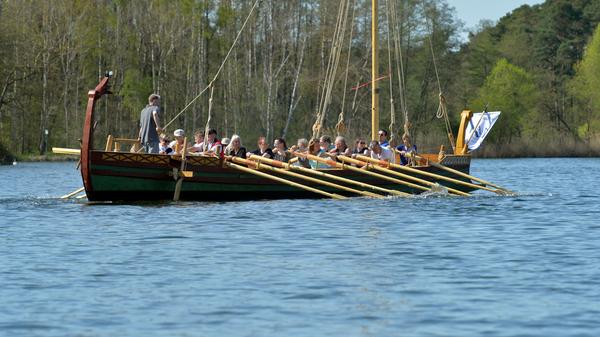 Das sehen die Spaziergänger auch nicht alle Tage: Auf dem Dechsendorfer Weiher bei Erlangen war in den vergangenen Wochen ein Römerboot unterwegs.
