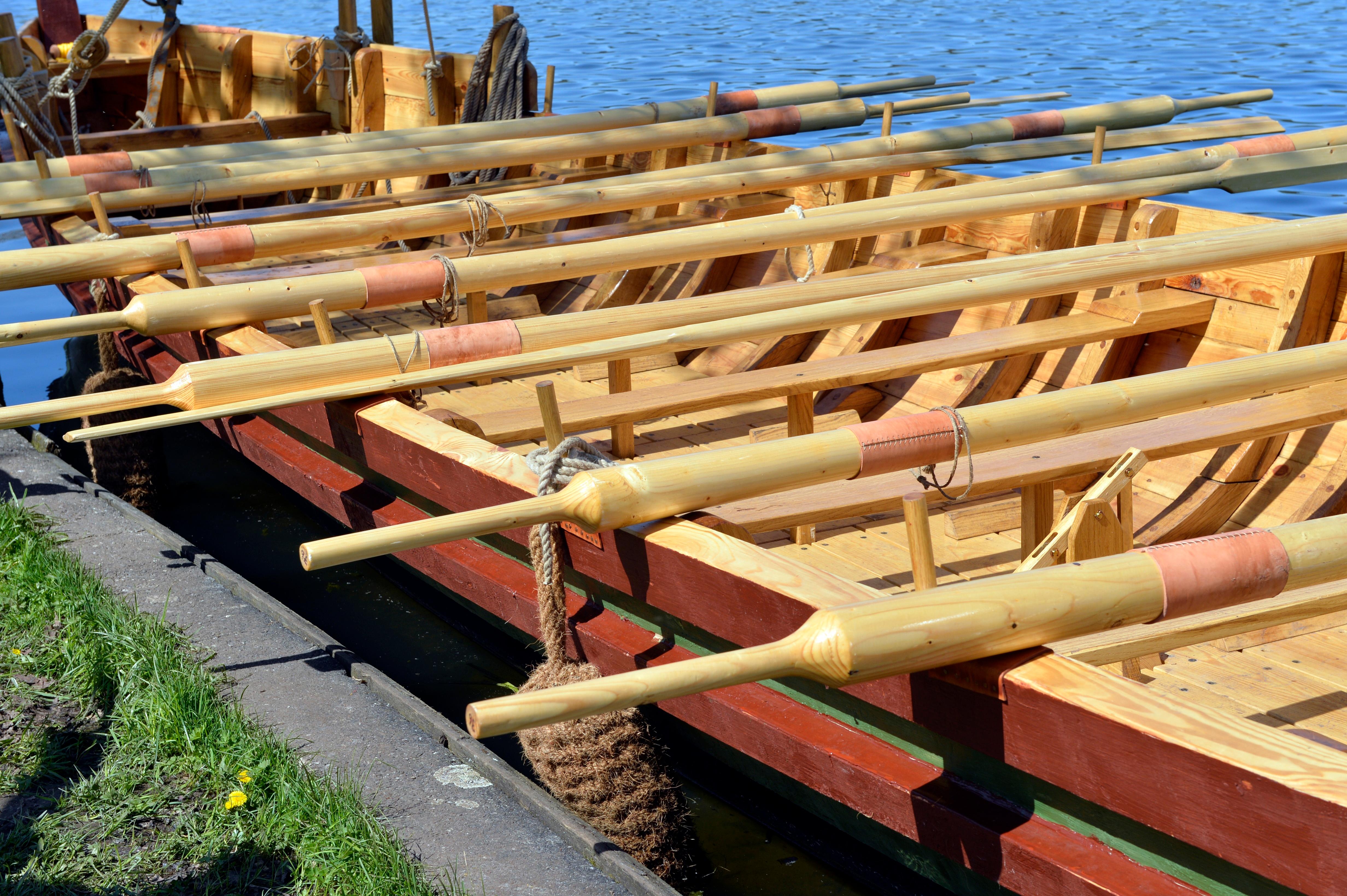FAU: Das Römerboot (FAN) wird zu Wasser gelassen