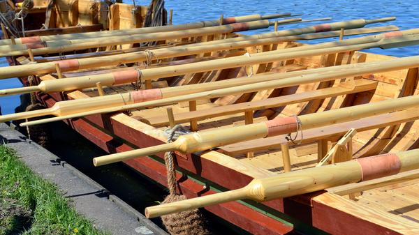 FAU: Das Römerboot (FAN) wird zu Wasser gelassen