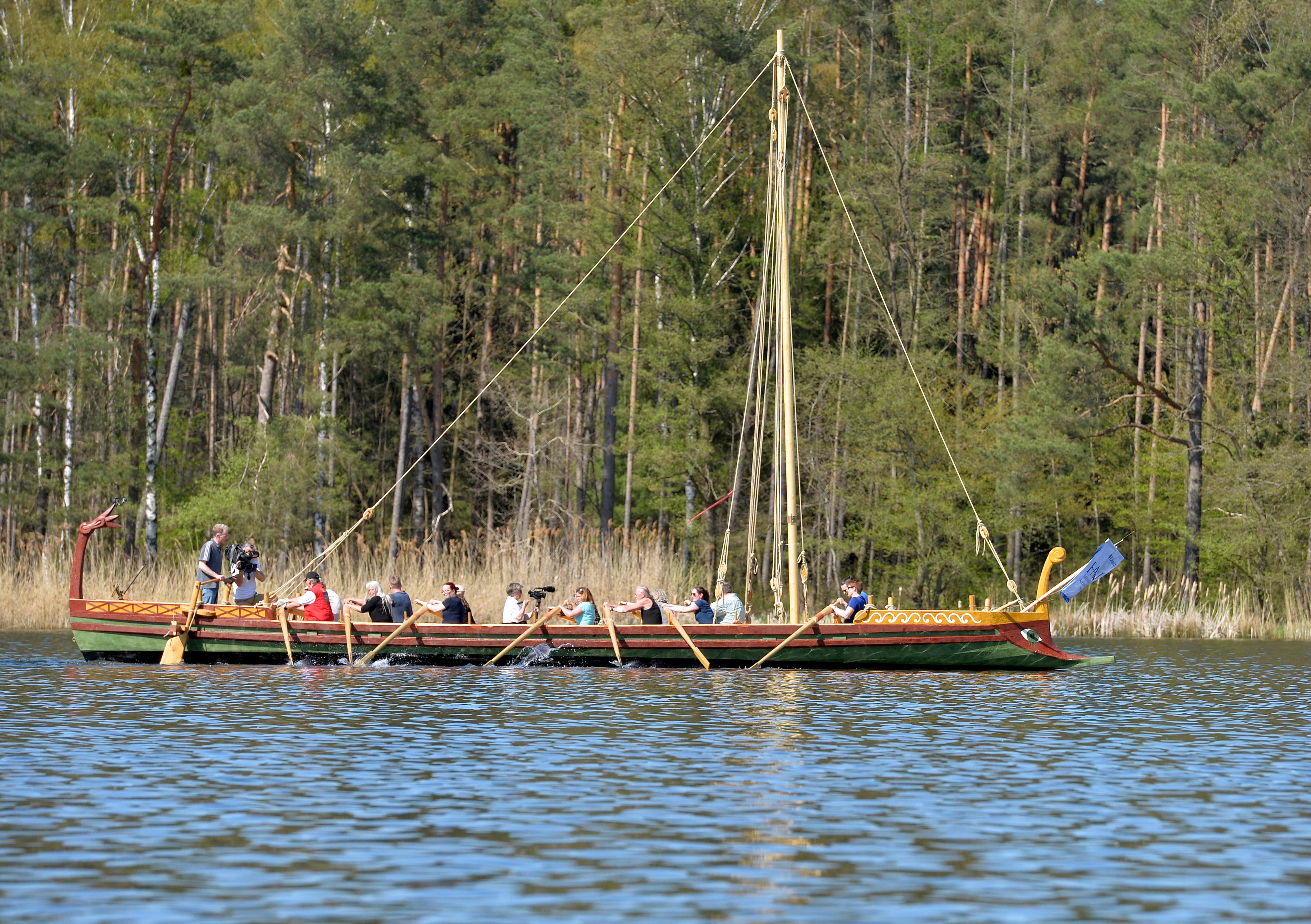 Eigentlich sollen die Ruderer die Riemen möglichst parallel zueinander durchs Wasser ziehen.