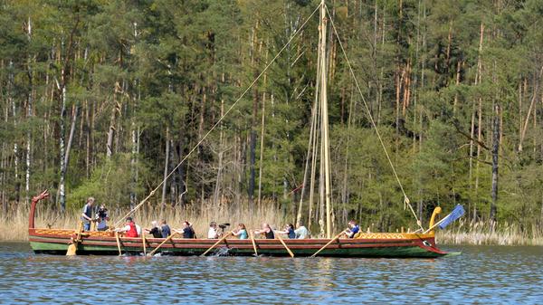 Eigentlich sollen die Ruderer die Riemen möglichst parallel zueinander durchs Wasser ziehen.