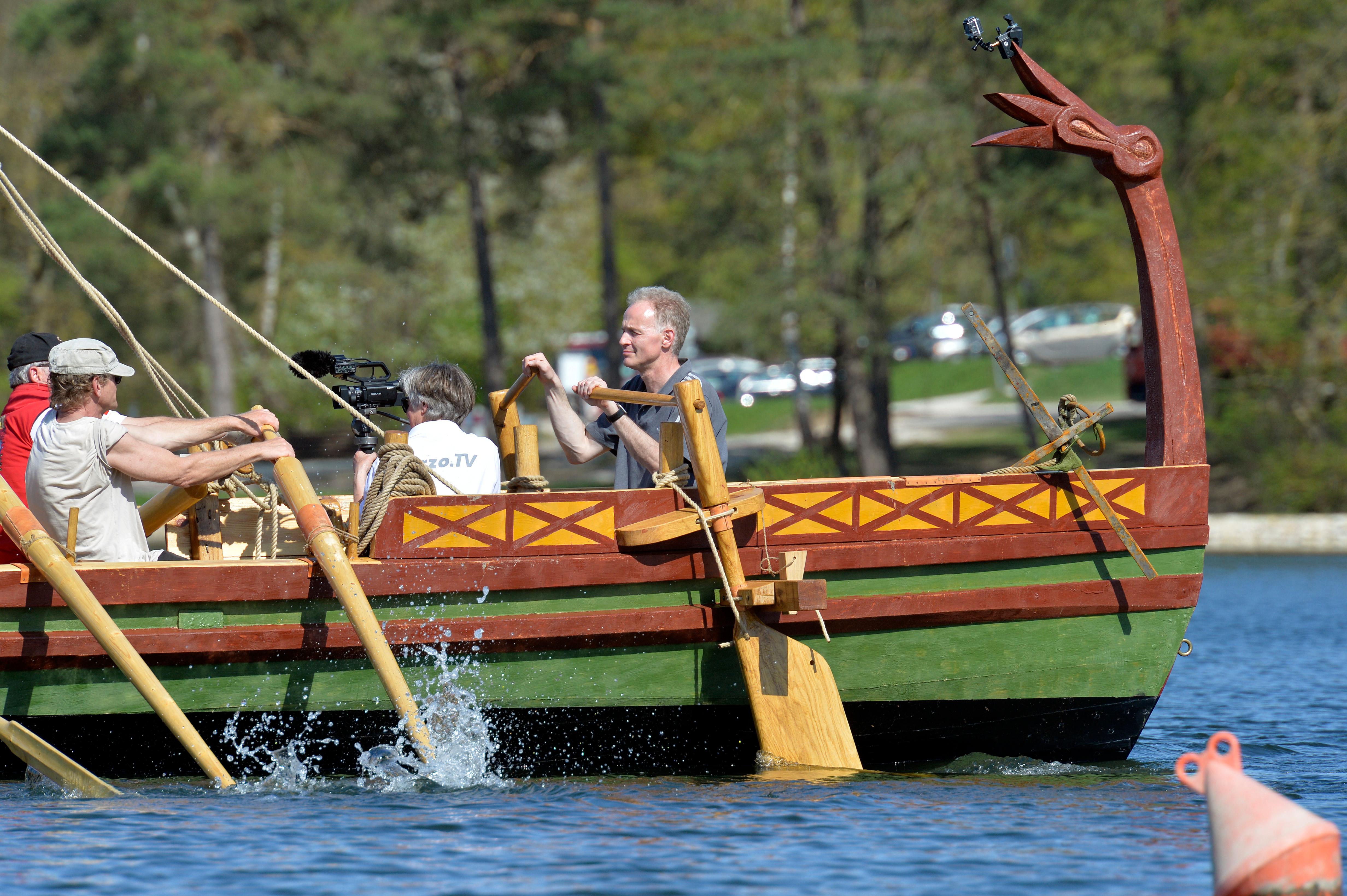 Geschichtsprofessor und Projektleiter Boris Dreyer gibt dafür den Takt vor, den die beiden Schlagmänner am Heck des Schiffs dann umsetzen.