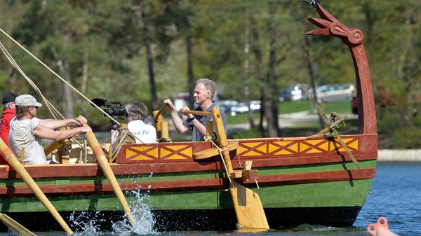 Geschichtsprofessor und Projektleiter Boris Dreyer gibt dafür den Takt vor, den die beiden Schlagmänner am Heck des Schiffs dann umsetzen.