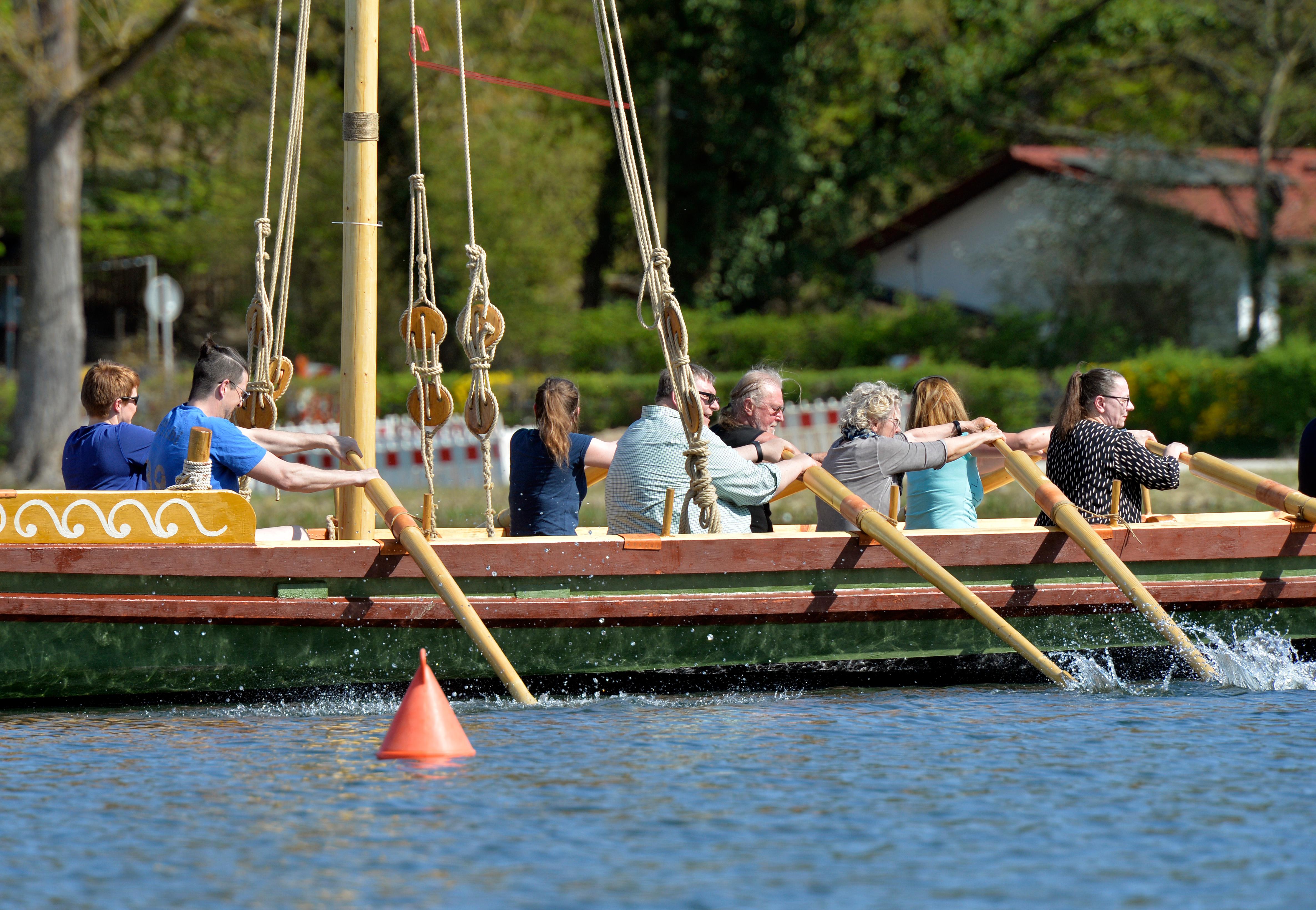 Mit Hilfe des Nachbaus wollen die Wissenschaftler herausfinden, wie schnell die römischen Patrouillenboote einst auf den deutschen Flüssen unterwegs waren.