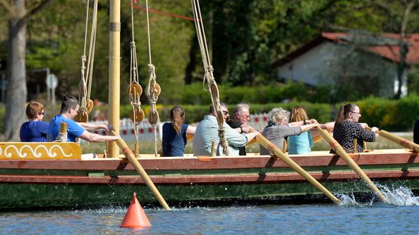 Mit Hilfe des Nachbaus wollen die Wissenschaftler herausfinden, wie schnell die römischen Patrouillenboote einst auf den deutschen Flüssen unterwegs waren.