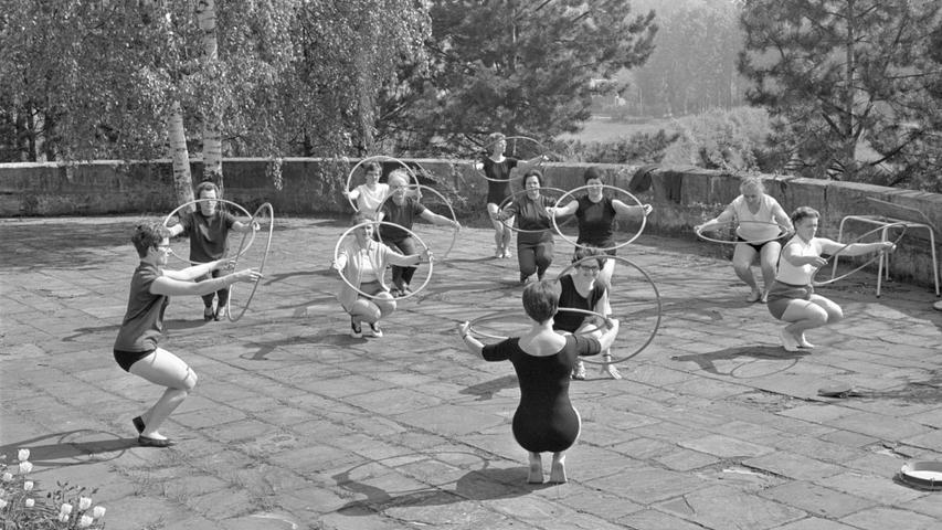 Gymnastiklehrerin Barbara Kotyrb studiert mit den Kursleiterinnen im Sonnenschein neue Übungen ein. Hier geht es zum Kalenderblatt vom 12. Mai 1968: Sammelaktion "Mutti" braucht Ferien