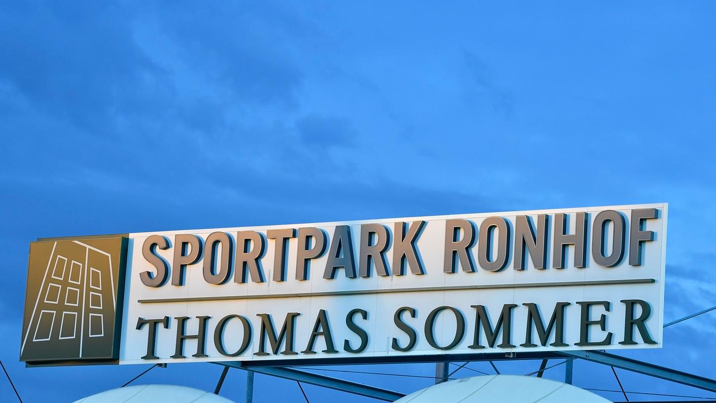 Noch bis 2021 trägt der Fürther Ronhof den Namen des Geschäftsmannes Thomas Sommer. In einer schwierigen Zeit für das Kleeblatt hat Sommer nun angekündigt, auch im Abstiegsfall weiter in den Verein zu investieren.