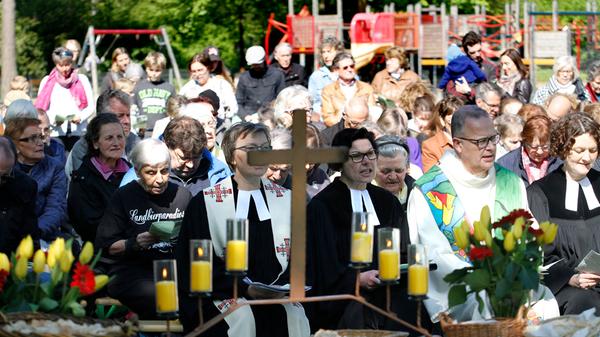 Doch warum ist der Vatertag eigentlich ein Feiertag? Richtig, weil an diesem Tag Christi Himmelfahrt ist. Der christliche Feiertag wird in den Kirchen traditionell mit Gottesdiensten auf Plätzen, im Wald und auf Bergen begangen. Biblische Grundlage des Festes ist neben dem Markus- und dem Lukas-Evangelium die Apostelgeschichte im Neuen Testament. In Nürnberg feiern fünf evangelische und die drei katholischen Gemeinden Allerheiligen, St. Josef und St. Martin zusammen einen Gottesdienst auf der grünen Wiese im Stadtpark. Los geht es um 10 Uhr.