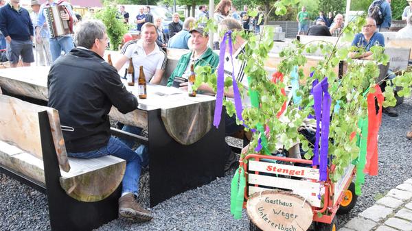 Wandern von Biergarten zu Biergarten mit Spalter Bier, fränkischen Schmankerln und einer bierigen Überraschung für alle Gruppen mit Leiterwagen: Am Vatertag findet von 10 bis 17 Uhr in der Hopfen- und Bierstadt Spalt wieder der Fränkische Bierwandertag statt. Die Wanderer können in urigen Gaststätten einkehren oder in lauschigen Biergärten rasten. Für die musikalische Unterhaltung in den Biergärten sorgen Musikanten aus der Region. Es werden drei Wege angeboten. Ein Weg mit rund neun Kilometern Länge führt über den Radweg von Spalt nach Wasserzell, über mächtige Hopfenanlagen zunächst über Mosbach zum Biergarten nach Güsseldorf und an der Massendorfer Schlucht vorbei wieder nach Spalt. Ein weiterer Weg mit einer Länge von rund 13 Kilometern führt über das kleine Dorf Hagsbronn zu den Seedörfern Enderndorf am See und Ottmannsberg, weiter in das Golddorf Großweingarten und dann über Wasserzell zurück nach Spalt. Der 13,3 lange Wanderweg bis nach Wernfels, über Hohenrad und Pflugsmühle, ist die längste Etappe.