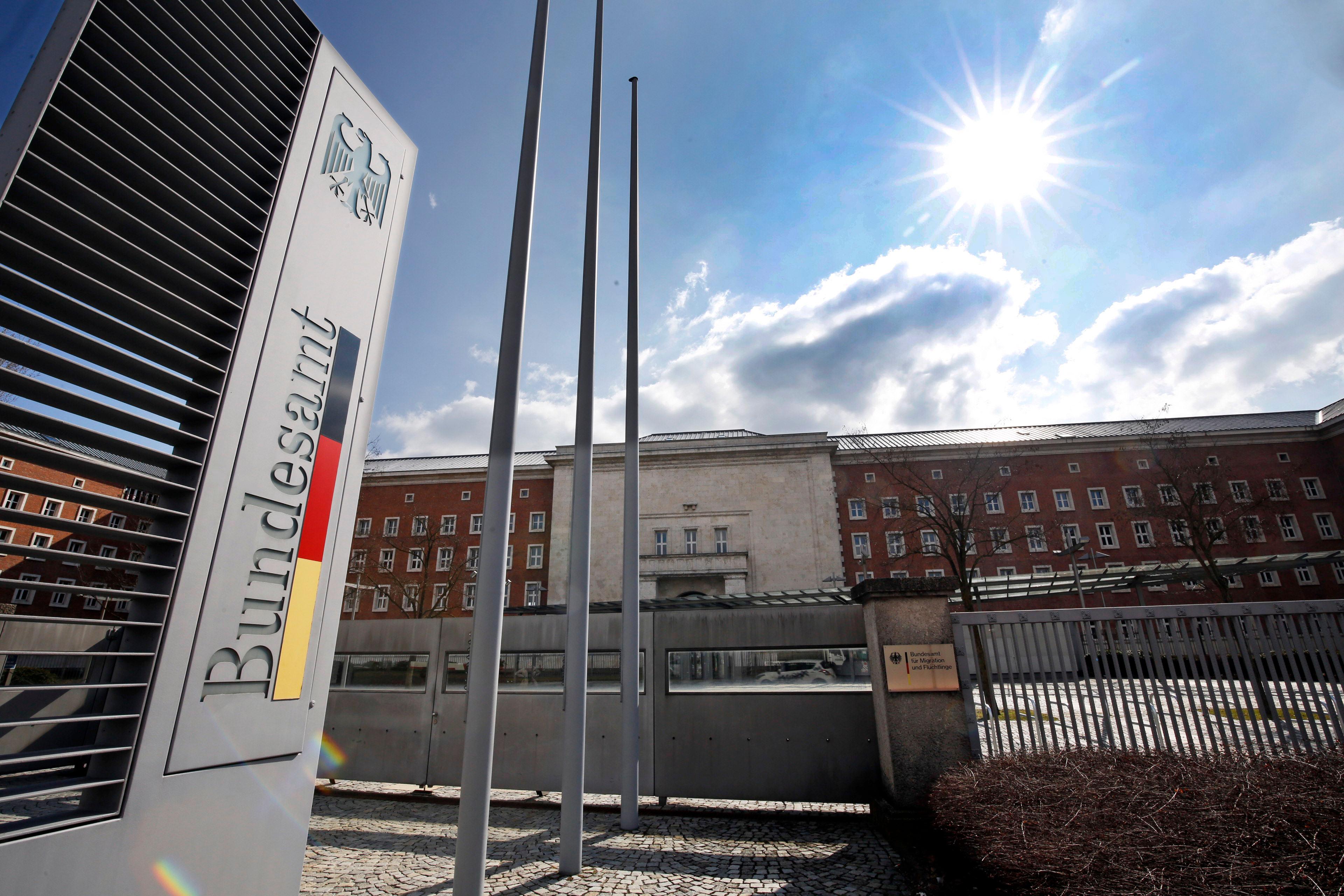 Bamf Nürnberg E Mail Adresse Trotz Vorwürfen: Ministerium stützt Nürnberger Bamf-Leitung