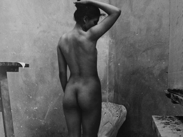 Lovis Corinth malte 1901 sein Aktmodell "ohne Pose" – ein Schnappschuss ohne Foto (links). Heinrich Zille fotografierte die "Rückenansicht" 1901 klassisch.
