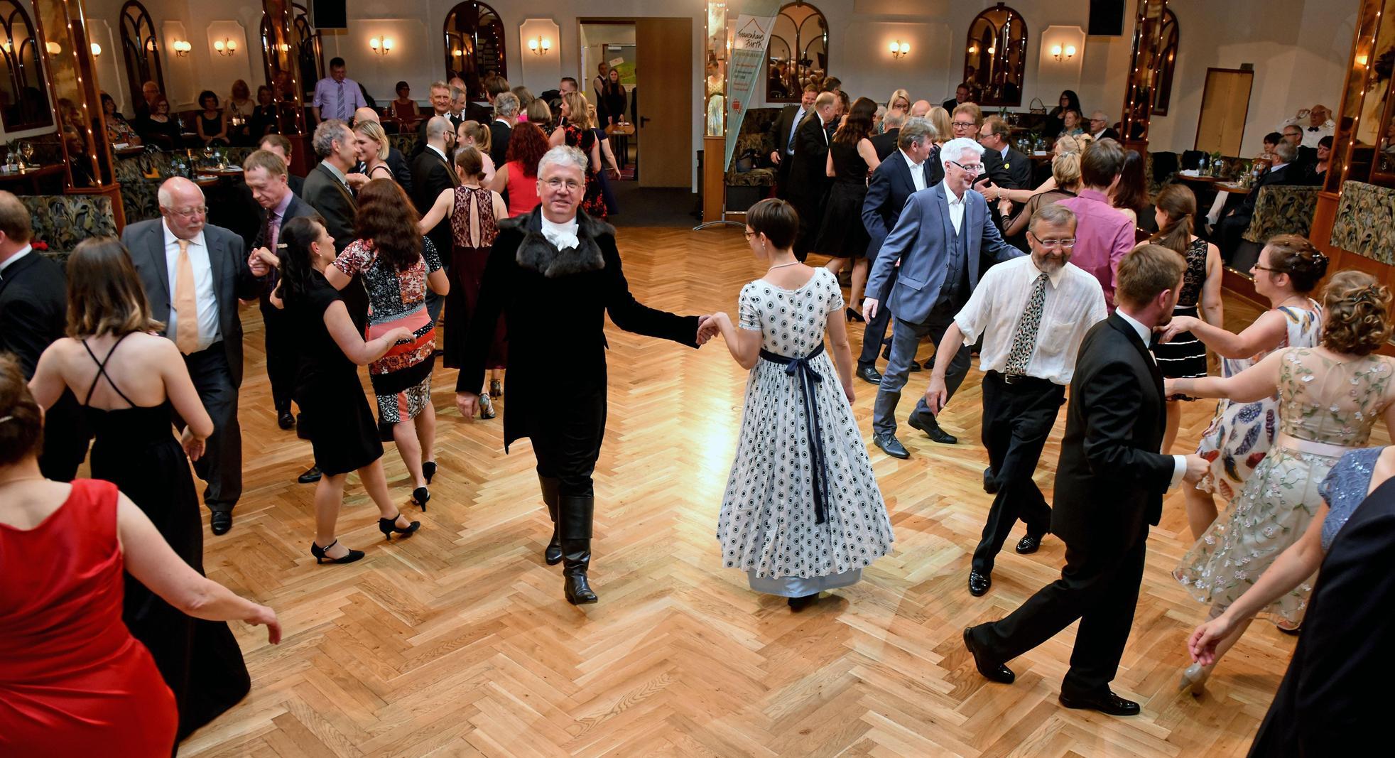 Wörter Die Mit Tanzen Zu Tun Haben Tanzen und Gutes tun | Nordbayern