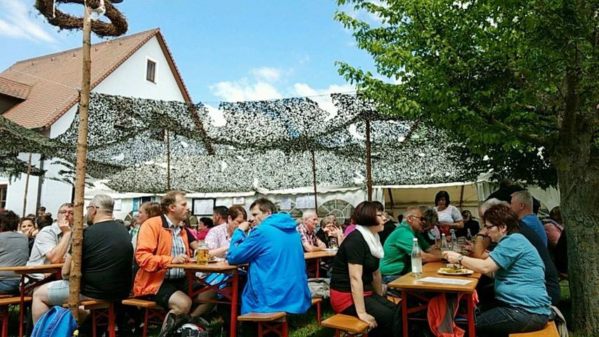 In Hohenweiler bei Pleinfeld organisiert die FFW jährlich ein Grillfest am Vatertag mit "Sauschätzen" und Live-Musik ab 10 Uhr.