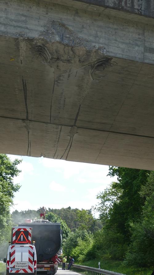 Pleinfeld: 65-Tonnen-Heizkessel kollidiert mit Brücke
