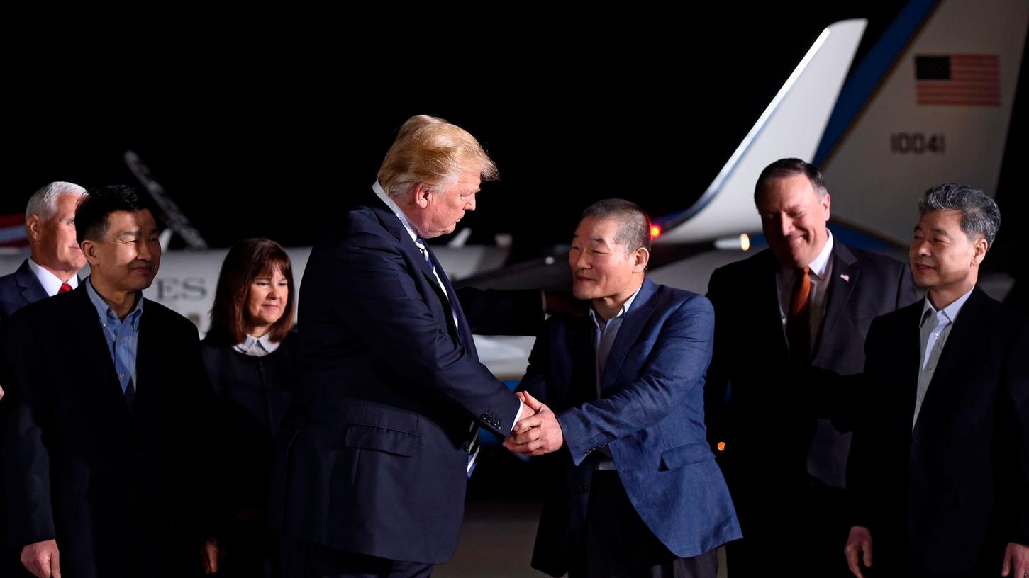 US-Präsident Donald Trump und seine Frau Melania begrüßen die drei aus Nordkorea freigelassenen US-Bürger Tony Kim (2.vl), Kim Hak Song (1.vr) und Kim Dong Chul (3.vr). US-Außenminister Mike Pompeo (2.vr) hatte sie nach politischen Gesprächen aus Nordkorea mitgebracht.