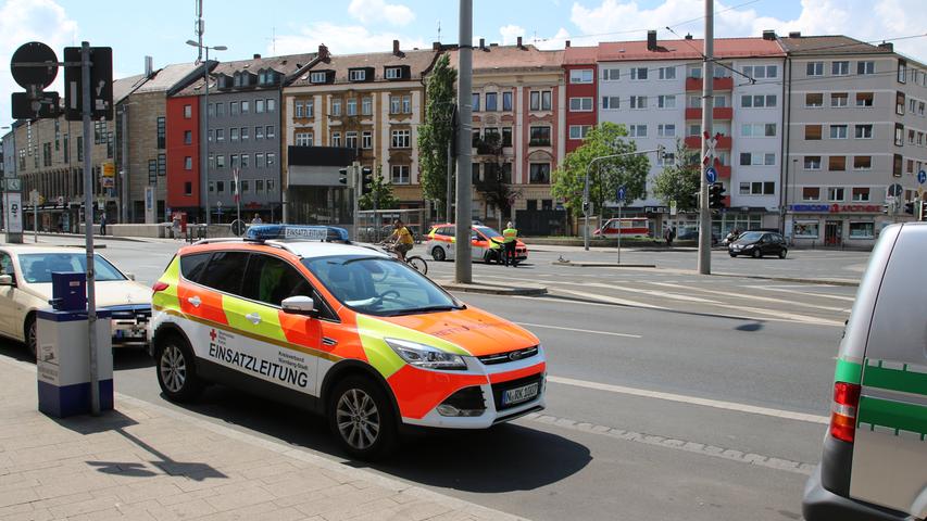 Unfall am Friedrich-Ebert-Platz: E-Klasse rammt Notarztwagen