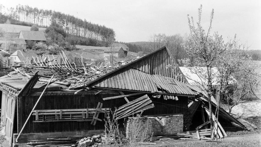 1968 wütete eine der schlimmsten Sturmkatastrophen im Raum Pegnitz. Nicht nur im Veldensteiner Forst wurden Tausende von Festmetern Holz wie Streichhölzer geknickt. In Pegnitz etwa fiel ein Baum auf die Schloßberghalle. Dazu deckte der Wind am Krankenhaus das Dach der Kapelle und des Bettenhauses ab. In Püttlach wurde eine Scheune am Anwesen Hümmer um 20 Zentimeter verrückt (Bild), ehe sie krachend zusammenbrach. In Schwürz wurde ein Wohnhaus schwer beschädigt und in Spies der halbe Obstbaumbestand zerstört. In Trockau wurde das Dach der Autobahnmeisterei teilweise abgedeckt. Nicht nur Forstrat Josef Niederwald war vom Ausmaß der Schäden entsetzt. Tagelang waren Bautrupps damit beschäftigt, die teilweise unpassierbaren Straßen wieder freizuschneiden. Insgesamt gingen die Schäden in die Hunderttausende.