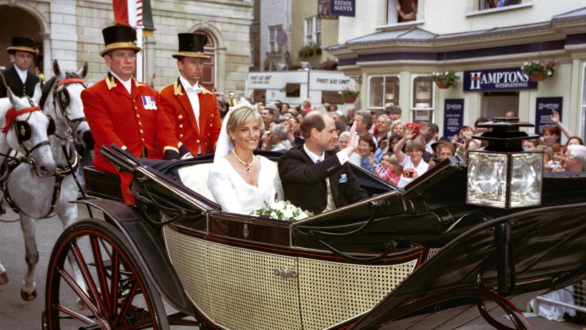 Die in dieser Disziplin ausgereiften Briten können ihre Kunst am Hochzeitstag wohl so richtig ausleben. Schaulustige erhaschen einen Blick, wenn die Kutsche durch Windsor fährt. 2640 Menschen sind sogar aufs Schloss eingeladen.