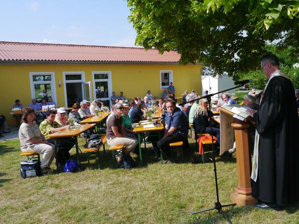 Gottesdienst unter freiem Himmel stand in Hirschlach traditionell auf dem Programm zu Himmelfahrt.