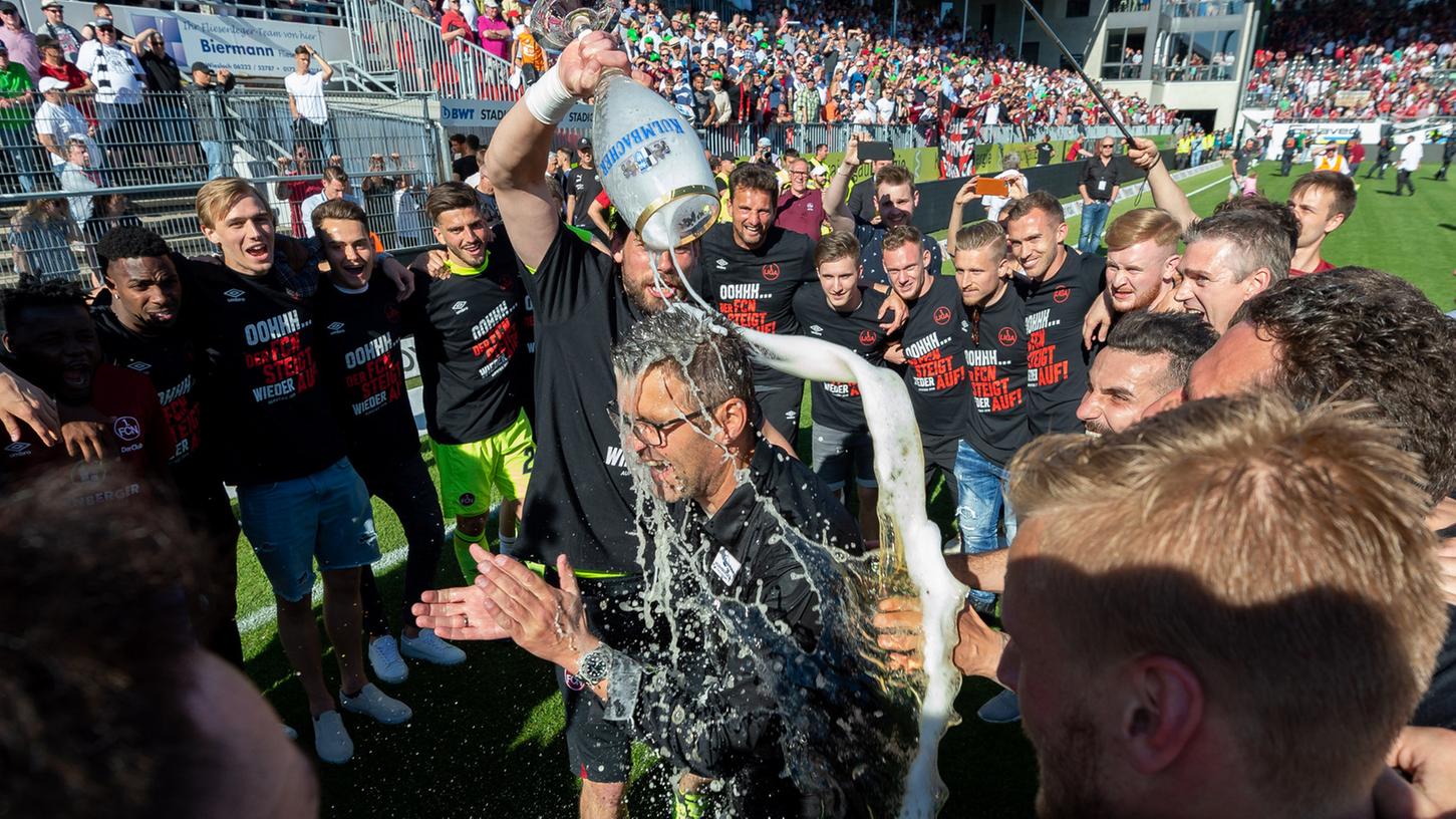 Bier mit den Fans, Bier mit den Spielern: Ex-Club-Coach Michael Köllner, der am Samstag in die Noris kommt, weiß, dass man den Anhängern und den fußballspielenden Akteuren nah sein muss.