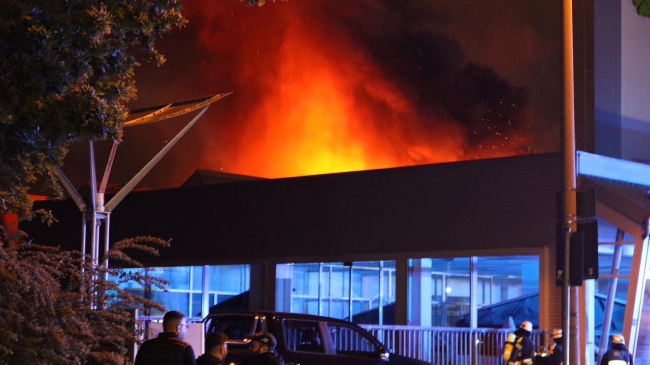Die Flammen schossen aus dem Dach des Autohauses.