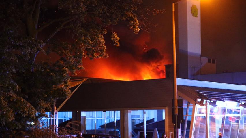 Autohaus in Flammen: Nürnberger Feuerwehr im Großeinsatz