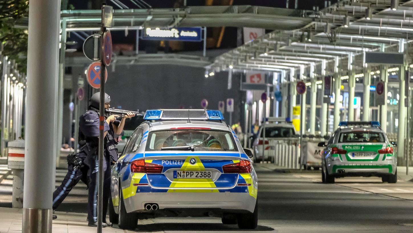 Insgesamt 70 Landespolizisten arbeiten derzeit am Airport Nürnberg. Das Bild entstand bei einer Terror-Großübung.